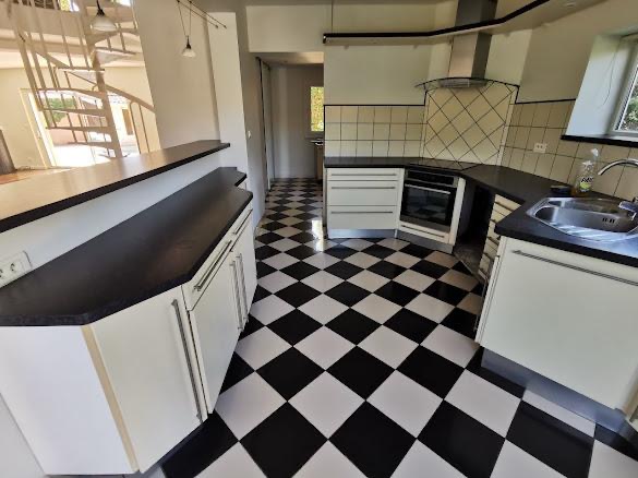 Cuisine et sol soigneusement entretenus