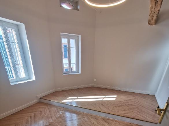 Pièce lumineuse et parquet soigné