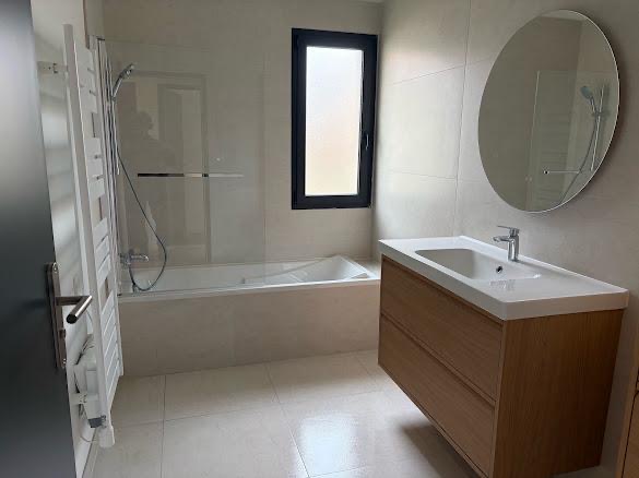 Salle de bains soigneusement entretenue