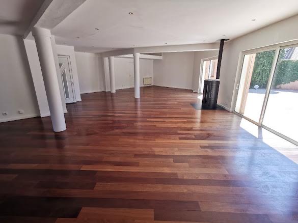 Séjour et parquet entretenus